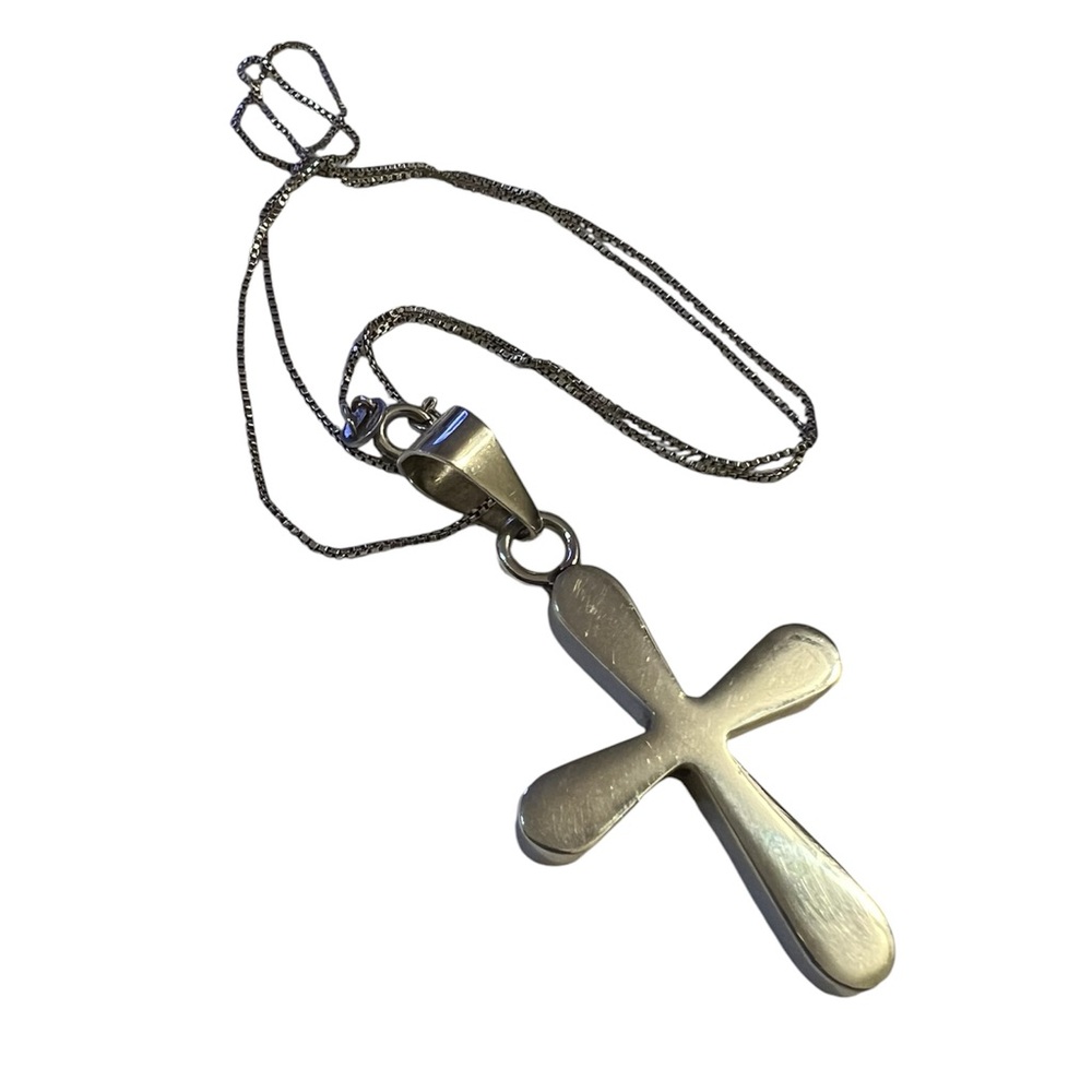 EUC~ 925 Sterling Silver Cross on a 20” 925 boxed necklace.